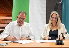 Rodríguez Osuna y la directora ejecutiva de INRWA España, Raquel Martí.