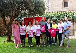 Autorizadades y organizadores durante la presentación en el Palacio de Carvajal de Cáceres.