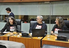 Laureano León, del PP, junto a la presidenta de la Junta, María Guardiola, y el consejero de Presidencia, Abel Bautista.