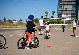 Práctica deportiva de la FMD en la explanada situada junto al Puente Real.