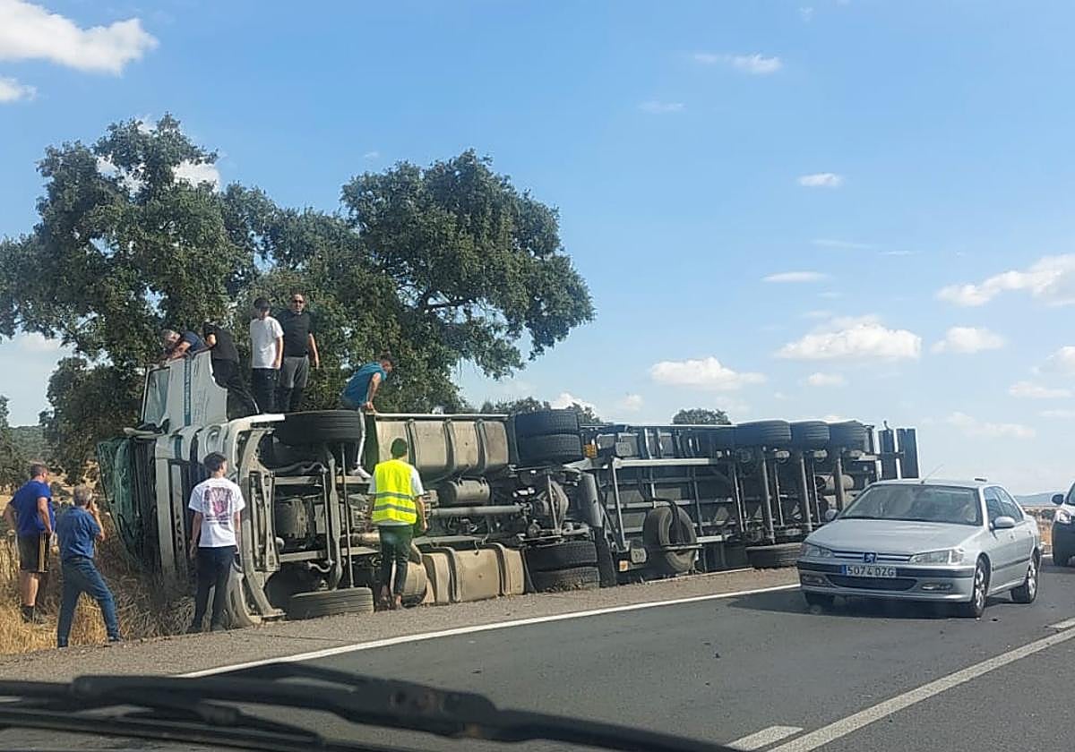 Herido tras la salida de vía y posterior vuelco de un camión articulado en la N-432