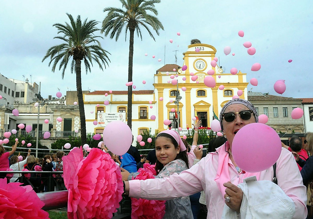 Conmemoración del Día del Cáncer de Mama en la plaza de España emeritense.