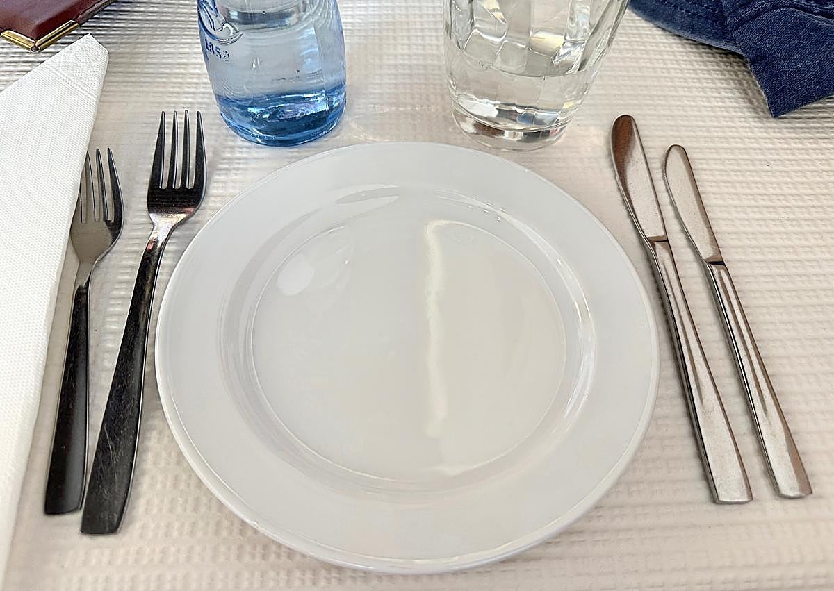 Imagen secundaria 1 - Terraza, cubertería e interior de A Taverna.