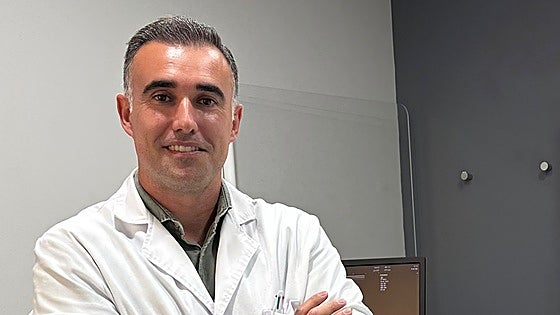 Doctor Pérez Cervera: «Cada vez se ven más jóvenes de 13 a 16 años con dolor de espalda»