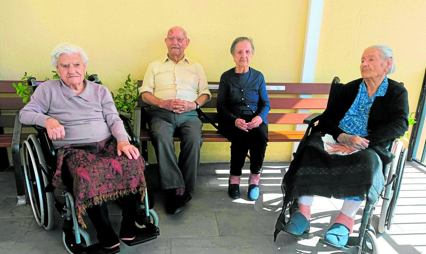 Juana, Juan, Antonia, y Venancia, en la residencia de mayores.
