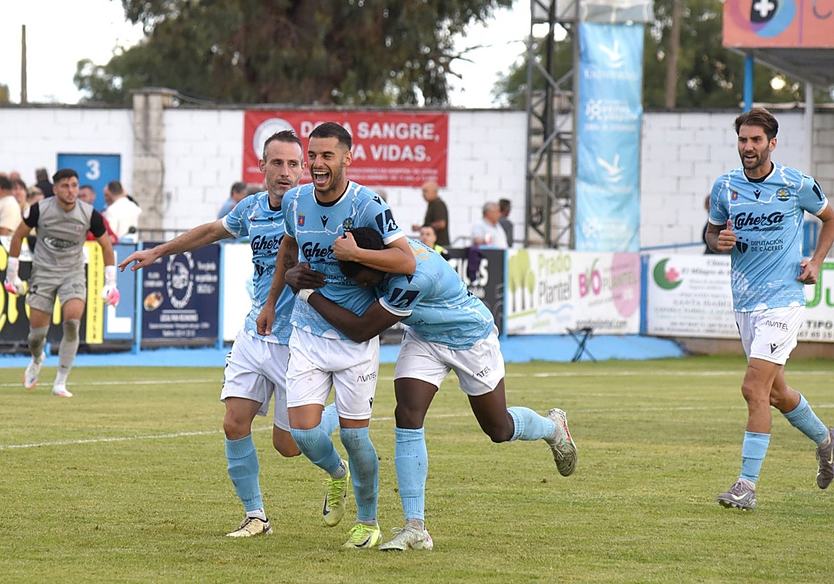 Adri Pérez celebra su tanto de la pasada jornada en La Isla.