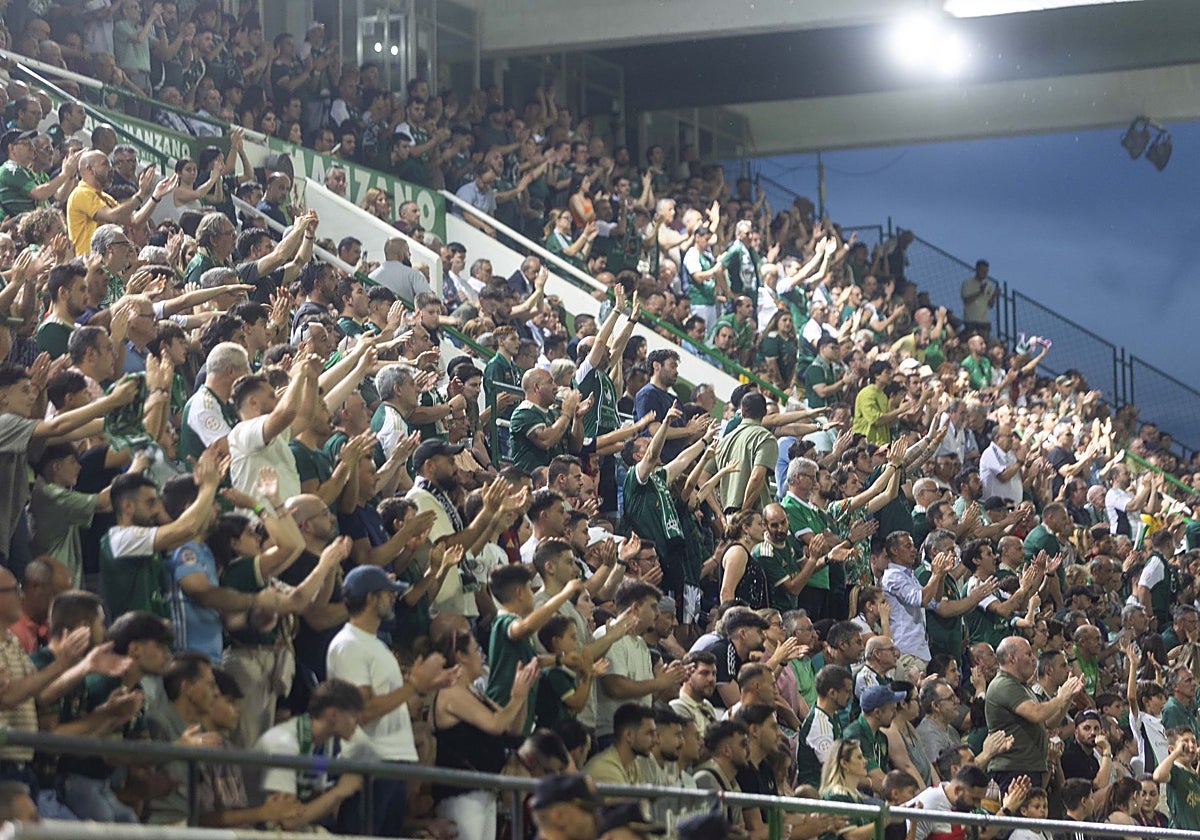 Las gradas del Príncipe Felipe volverán a vibrar con el fútbol del Cacereño.