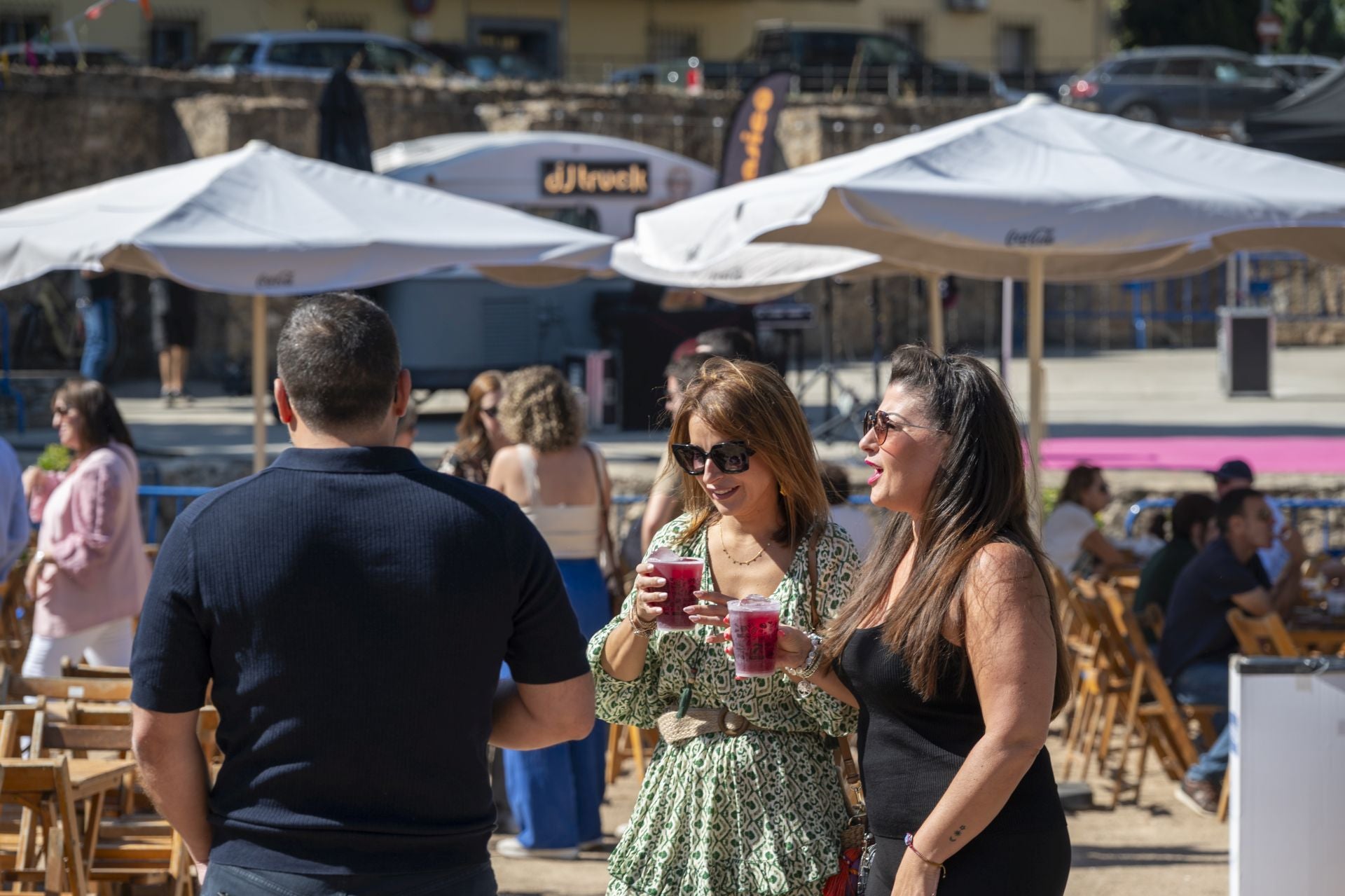 Las bebidas se compran en la barra instalada en el centro del auditorio. 