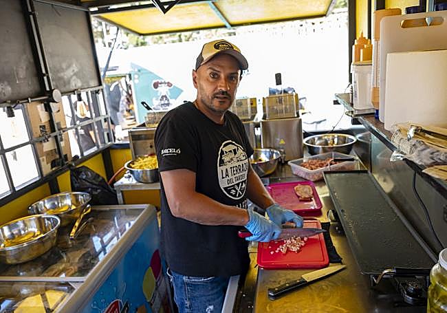 Gerard prepara una de las elaboraciones de 'Chicken driver'.