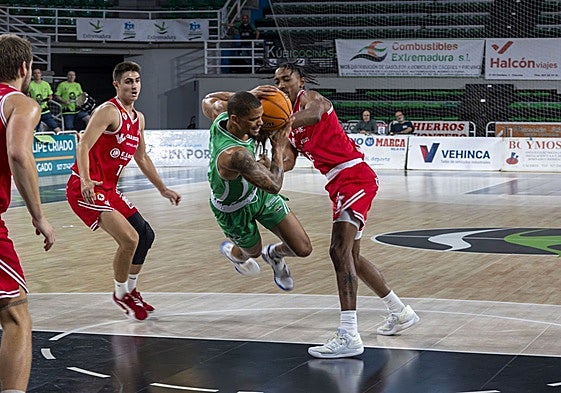 Patrick Lima pugna por un balón en el duelo de este sábado en el Multiusos ante la Cultural.