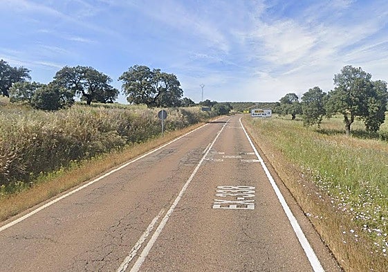 Un tramo previo al cruce de la EX-338 con la carretera BA-056.