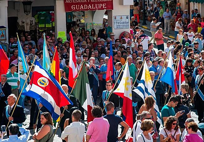 Plaza abarrotada al paso de los Caballeros de Guadalupe.