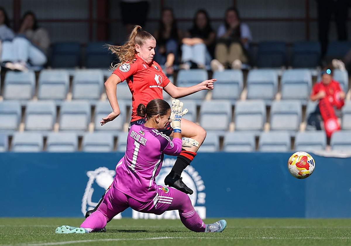 Delia Baz intenta frenar una opción ofensiva de Osasuna.