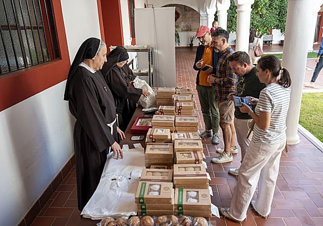 La repostería conventual que pudieron adquirir los visitantes puso un toque dulce a la experiencia.