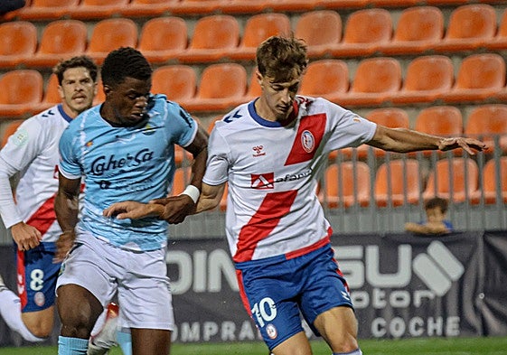 Acción del duelo de este domingo entre el Rayo Majadahonda y el Coria.