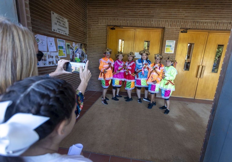 La comunidad latina de Cáceres estrecha lazos y saca pecho en el Día de la Hispanidad