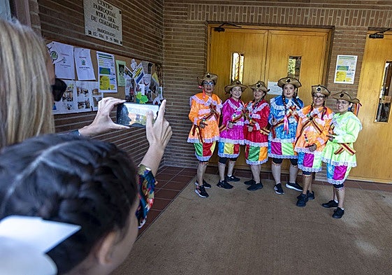 Integrantes de la Asociación Conectados Peruanos han recibido a los asistentes a la celebración ataviados con trajes típicos.