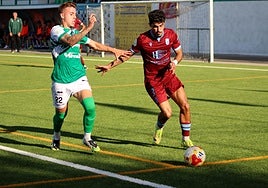 Pedro Pata intenta avanzar ante Perdi.