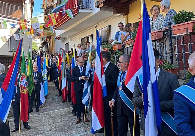 Procesión de las banderas de los Caballeros de Santa María de Guadalupe por las calles de la Puebla.  