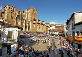 Recepción de los peregrinos a caballo en la plaza de Guadalupe.