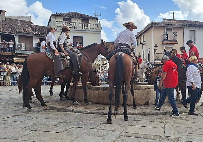 Aumenta la presencia de amazonas en la marcha ecuestre hasta el corazón de las Villuercas.