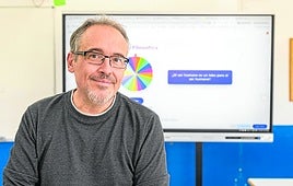 Estuche, libros e Inteligencia Artificial en la mochila