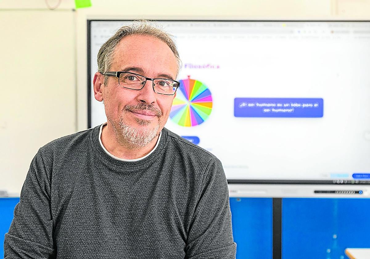 Estuche, libros e Inteligencia Artificial en la mochila