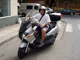 En motos será obligatorio guantes y prendas de vestir resistentes.