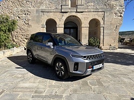 Espacioso, 4,70 de largo, maletero de 839 litros, altura libre al suelo de 18 centímetros y 23 ADAS.