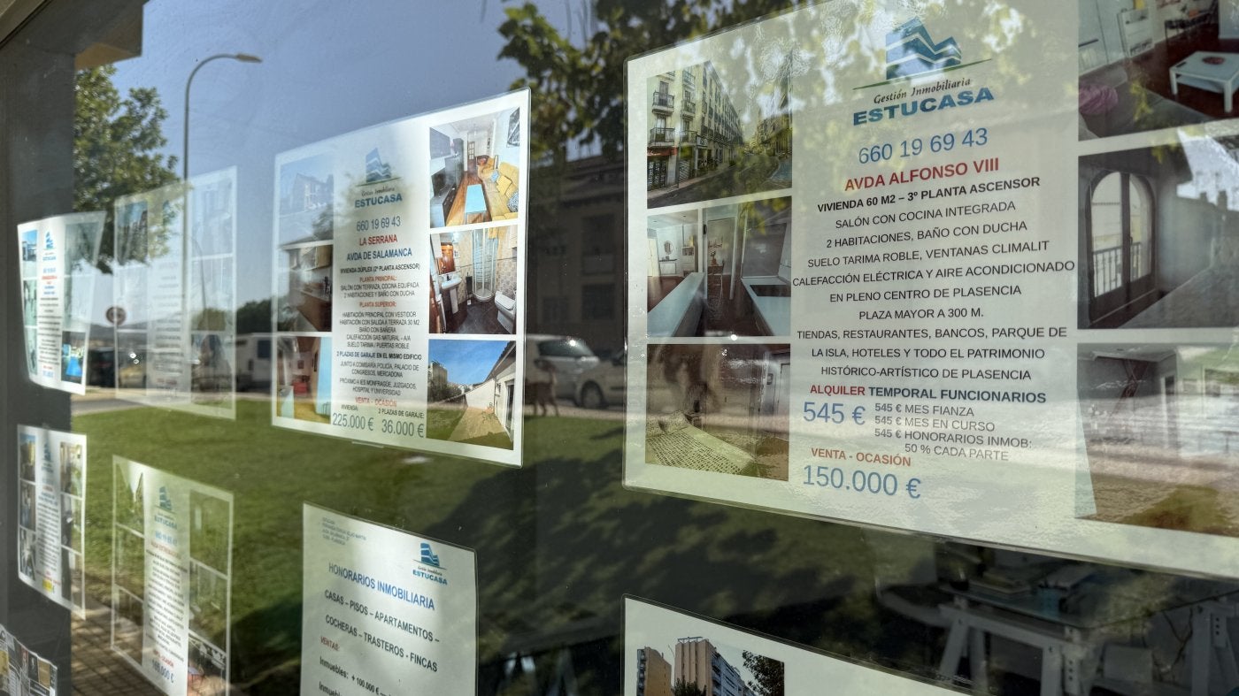 Anuncios de viviendas en un negocio inmobiliario en la avenida de Salamanca.