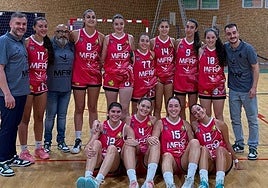 Las jugadoras y cuerpo técnico del filial del Al-Qázeres.
