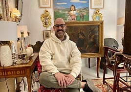 Juan Miguel Arroyo en el interior de su tienda de antigüedades, que está a punto de abrir sus puertas en la calle Donoso Cortés de Cáceres.