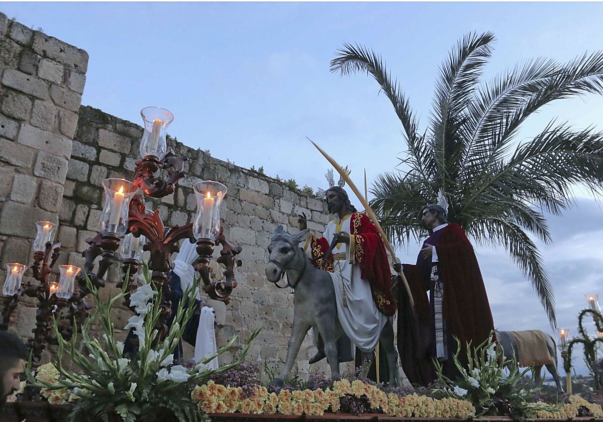 Paso de La Burrita, de la Cofradía Infantil, junto a la Alcazaba, en un Domingo de Ramos.