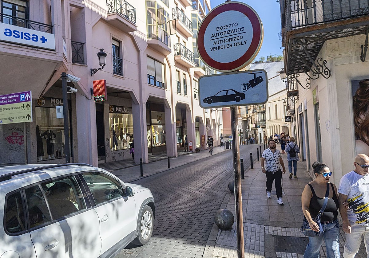 Acceso a la calle San Antón de Cáceres desde la avenida de España.