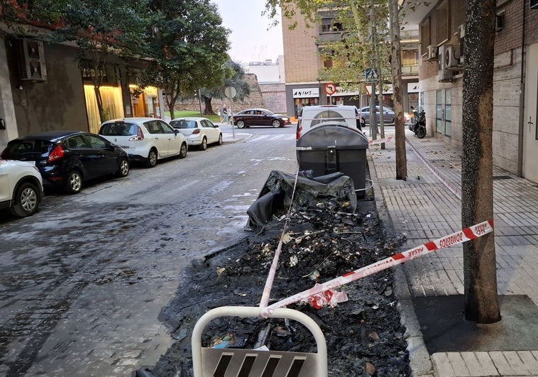 La Policía Local detiene a dos menores como presuntos autores del incendio que quemó cuatro coches en Badajoz