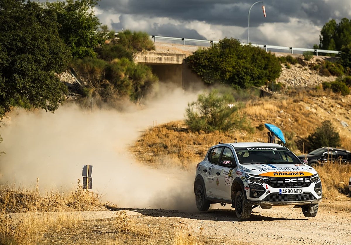 Montes y Collado con su Dacia Sandero en el Rallye Ciudad de Granada.