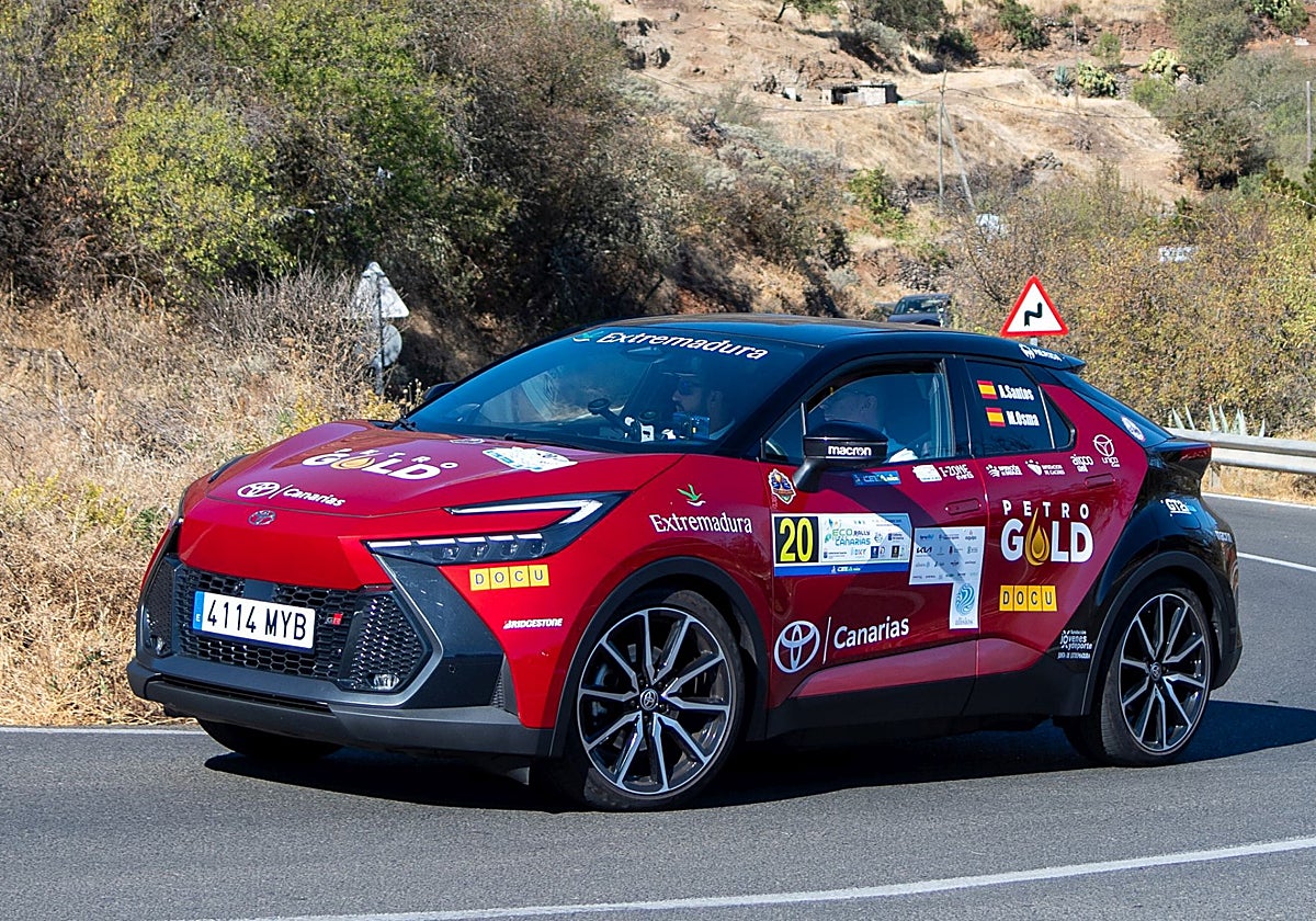 Ángel Santos y Mario Osma durante su participación en el Eco Rallye de Canarias.