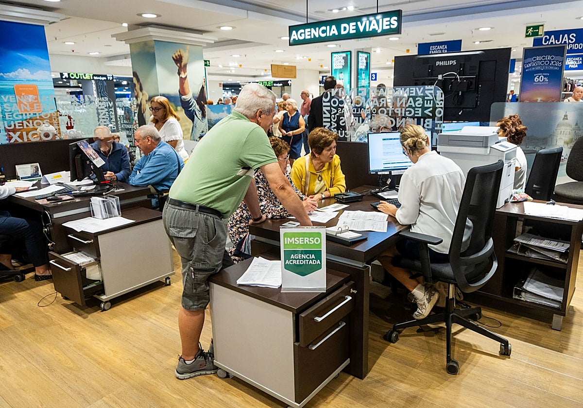 Varios jubilados reservan viajes del Imserso en una agencia a mediados de la semana pasada.