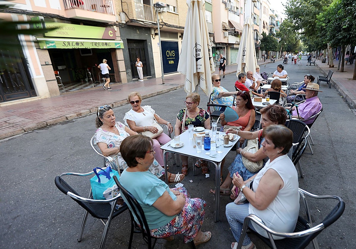 Un grupo de jubiladas en una terraza.
