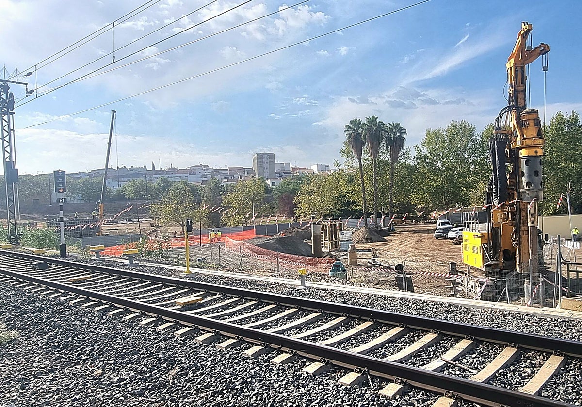 Obra del tren para construir un nuevo puente sobre el arroyo Albarregas. La llegada de la alta velocidad resideña la ciudad.