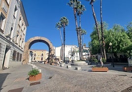 Calle Trajano y su imponente Arco al fondo.