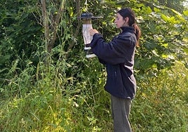 Una de las investigadoras del proyecto instala una trampa para mosquito.