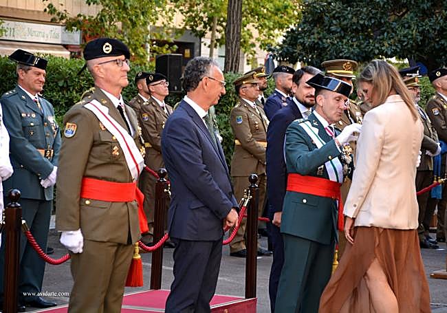 José Manuel Santiago Marín coloca la medalla a Yolanda García Seco.