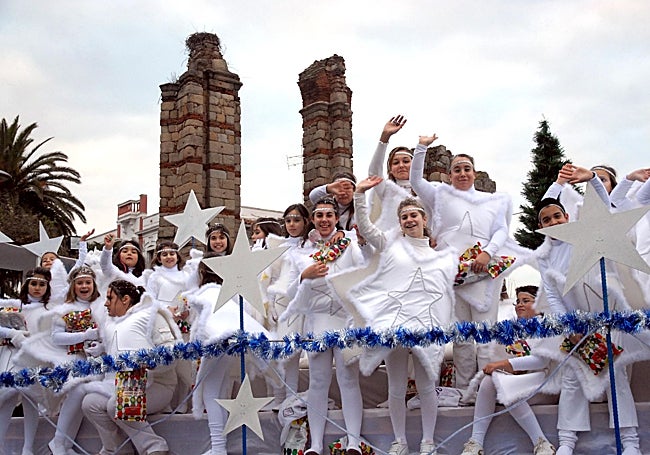Participantes en una carroza de la Cabalgata junto al acueducto de Los Milagros.