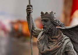 Boceto de la escultura de Alfonso IX de León, que será la siguiente en ser colocada en la plaza de San José.