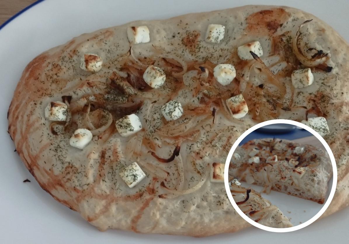 Focaccia con cebolla caramelizada y queso