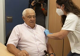 Una enfermera vacuna contra la gripe a un hombre contra en el centro de salud Mérida Norte este martes, 14 de febrero