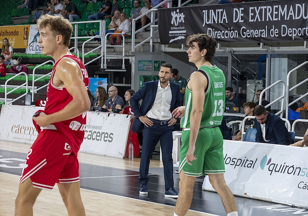 Jacinto Carbajal observa contrariado el juego del Caáceres ante la Cultural Leonesa.