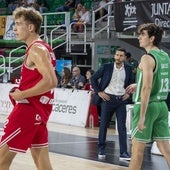 Jacinto Carbajal observa contrariado el juego del Caáceres ante la Cultural Leonesa.