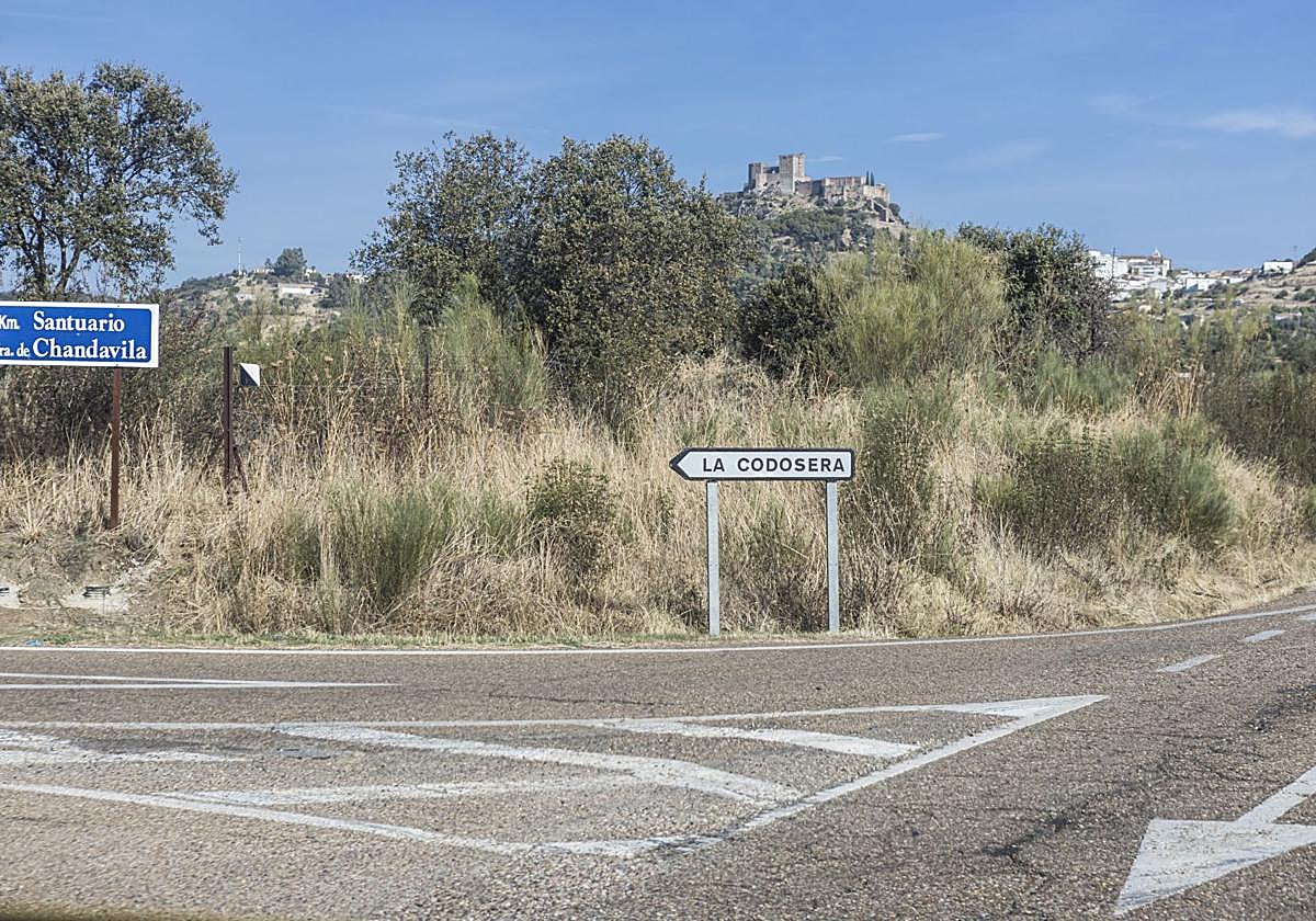 Indicación vial hacia La Codosera a la entrada de la localidad.